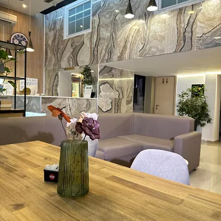 Park Tirana מלון 3*