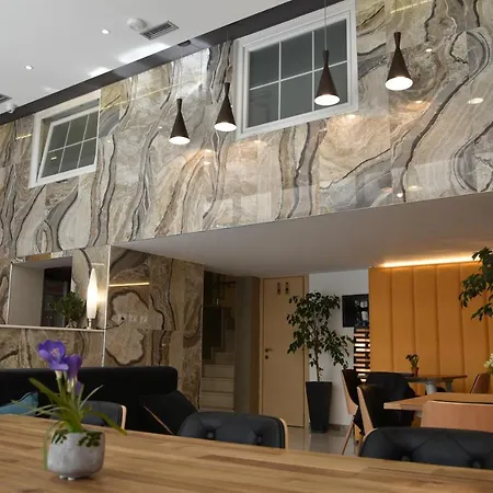 Park Tirana 호텔 3*